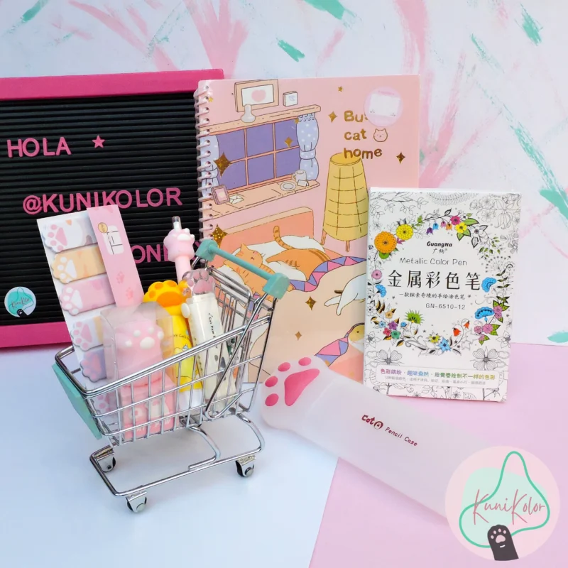 Kit huellita contiene libreta grande de gatos, cartuchera de huellita, marcadores delgados por 12, sacapuntas huella, post it de huellita, borrador retráctil huella, pegante huellita, lápiz infinito huellita,