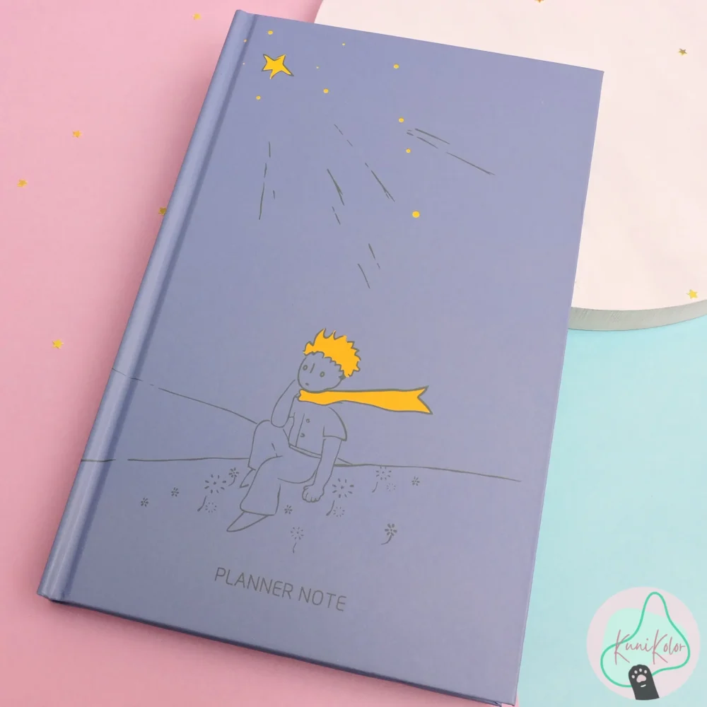 Agenda planeador del Principito 5 Agenda el principito pasta dura kunikolor 4 scaled e1731968068178 Agenda planeador del principito pasta dura en 4 colores diferentes azul claro