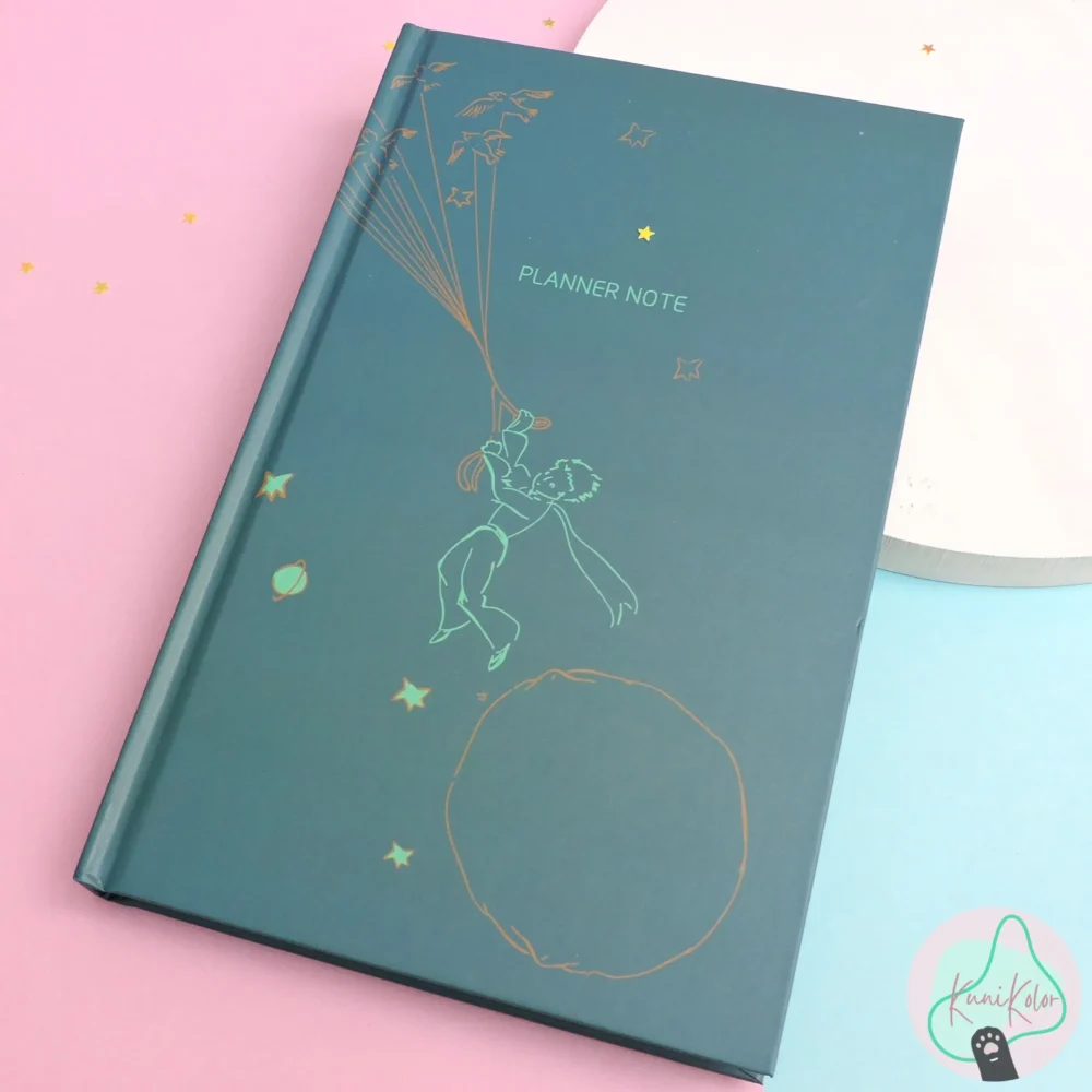 Agenda planeador del Principito 3 Agenda el principito pasta dura kunikolor 5 scaled e1731967908906 Agenda planeador del principito pasta dura en 4 colores diferentes verde oscuro