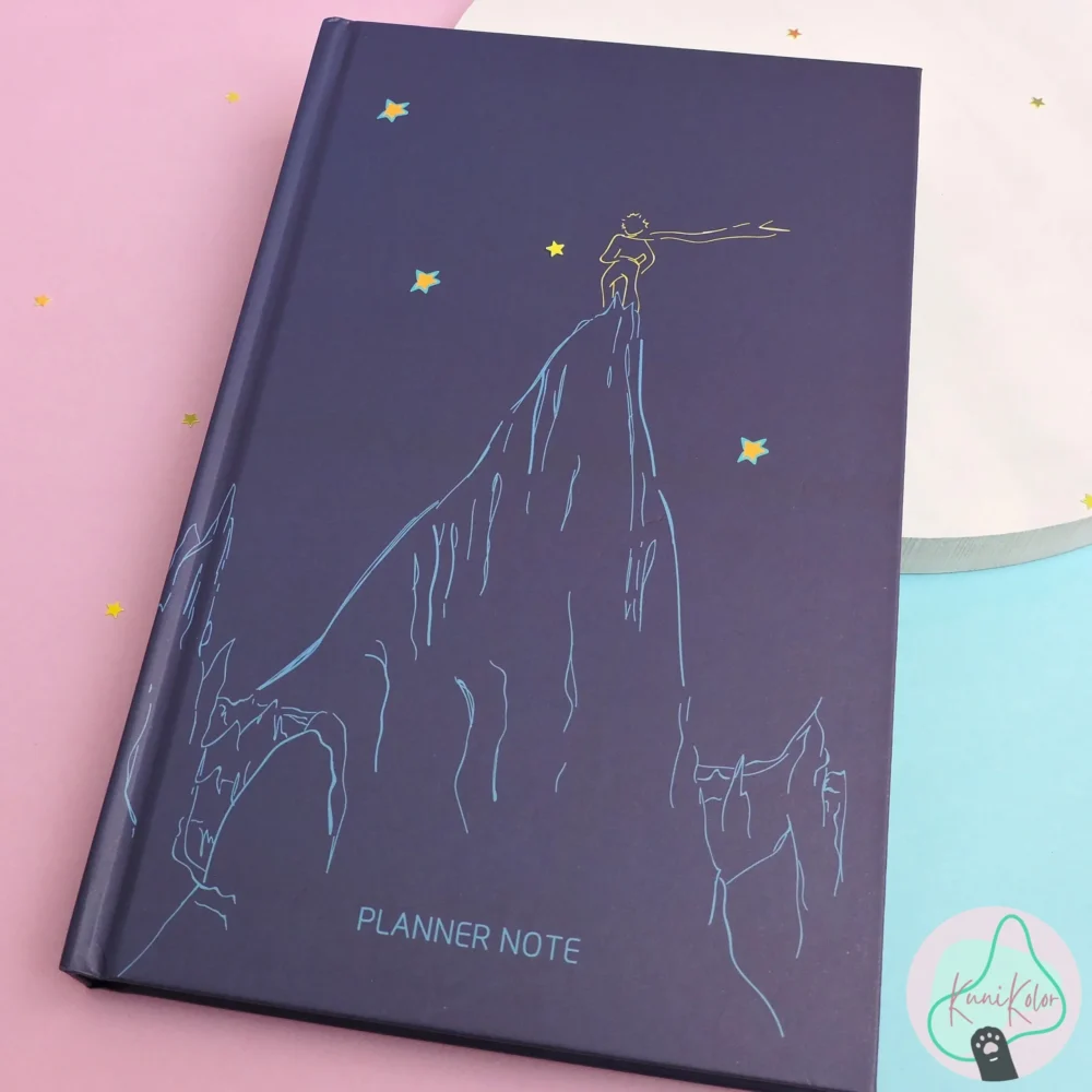 Agenda planeador del Principito 6 Agenda el principito pasta dura kunikolor 6 scaled e1731968081882 Agenda planeador del principito pasta dura en 4 colores diferentes azul oscuro