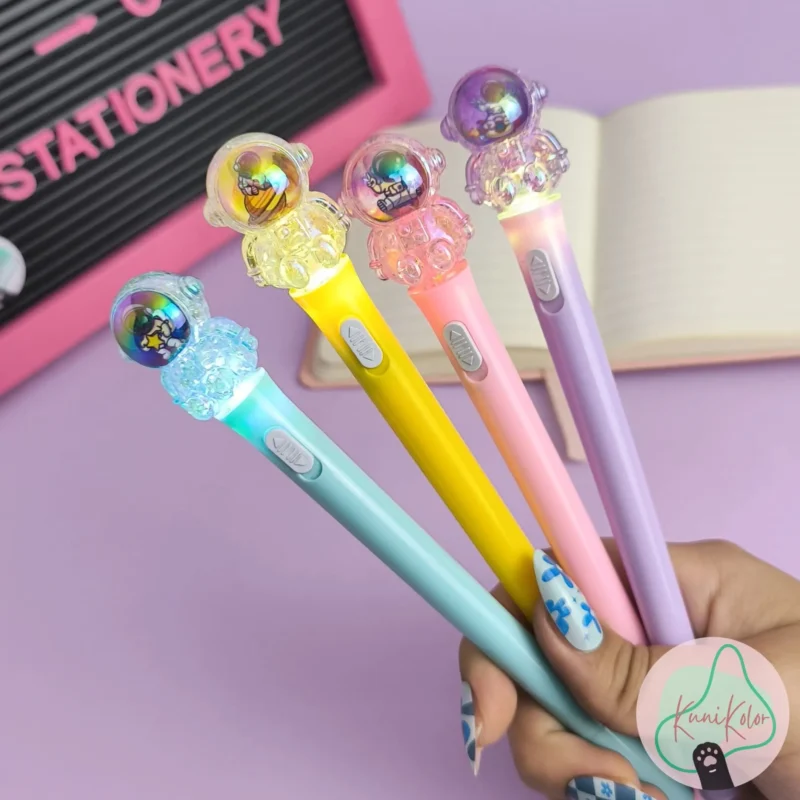 Esfero o lapicero con luz de astronauta disponible en 4 colores azul, amarillo, rosa o lila. con tinta negra y mina 0.5mm
