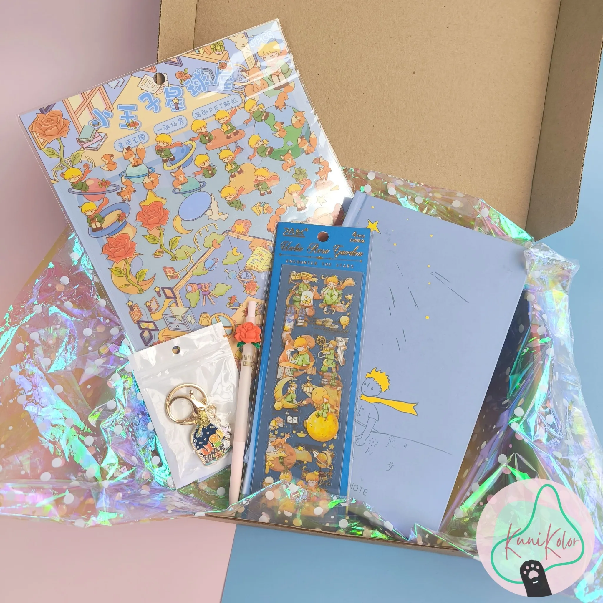 Kit de Papelería El Principito 1 kit principito agenda planeador stickers escenario 3D stickers principito esfero llavero caja personalizable 01 Kit de Papelería El Principito