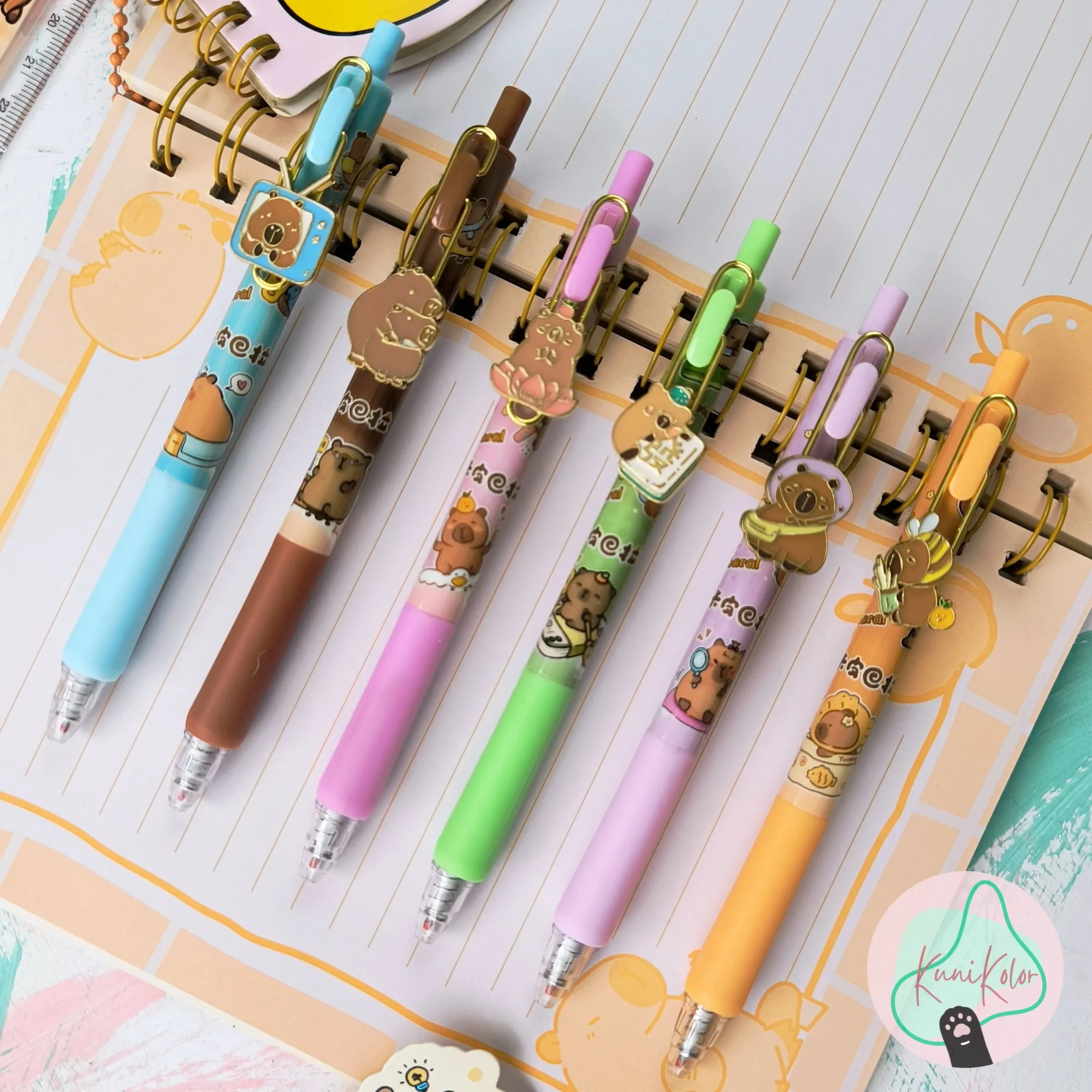 Esfero Capibara con Pin Metálico 1 Esfero lapicero capibara con pin metalico kawaii kunikolor 05 scaled Esfero Capibara con Pin Metálico